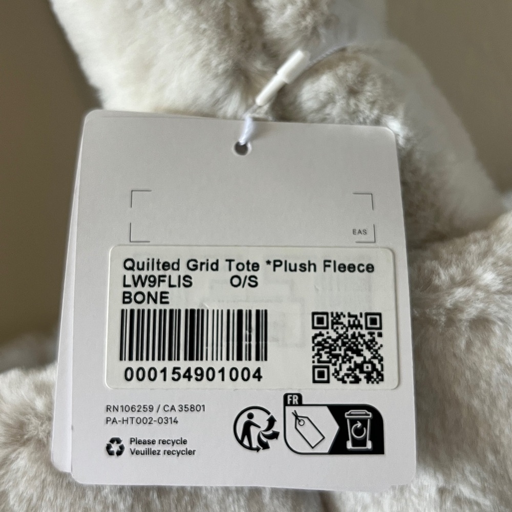 Lululemon Quilted Grid Tote Plush Fleece 12L - Picture 9 of 12